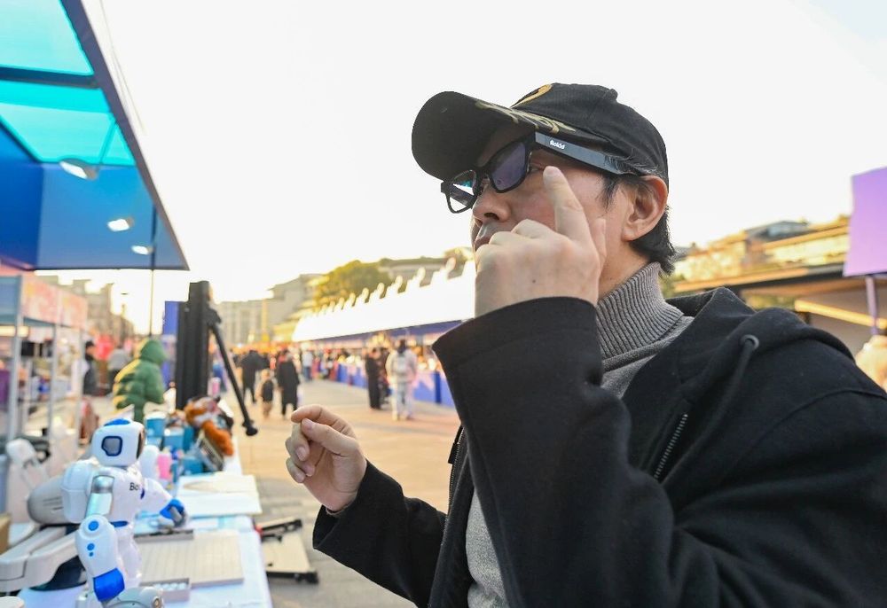 AI眼镜进“国补” 从“尝鲜”到“常用”还有几步？(图1)